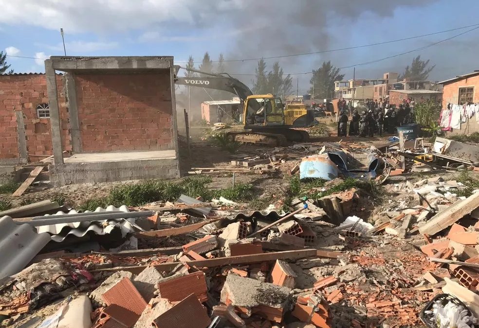 Mais de 100 casas são destruídas em reserva ambiental no Rio