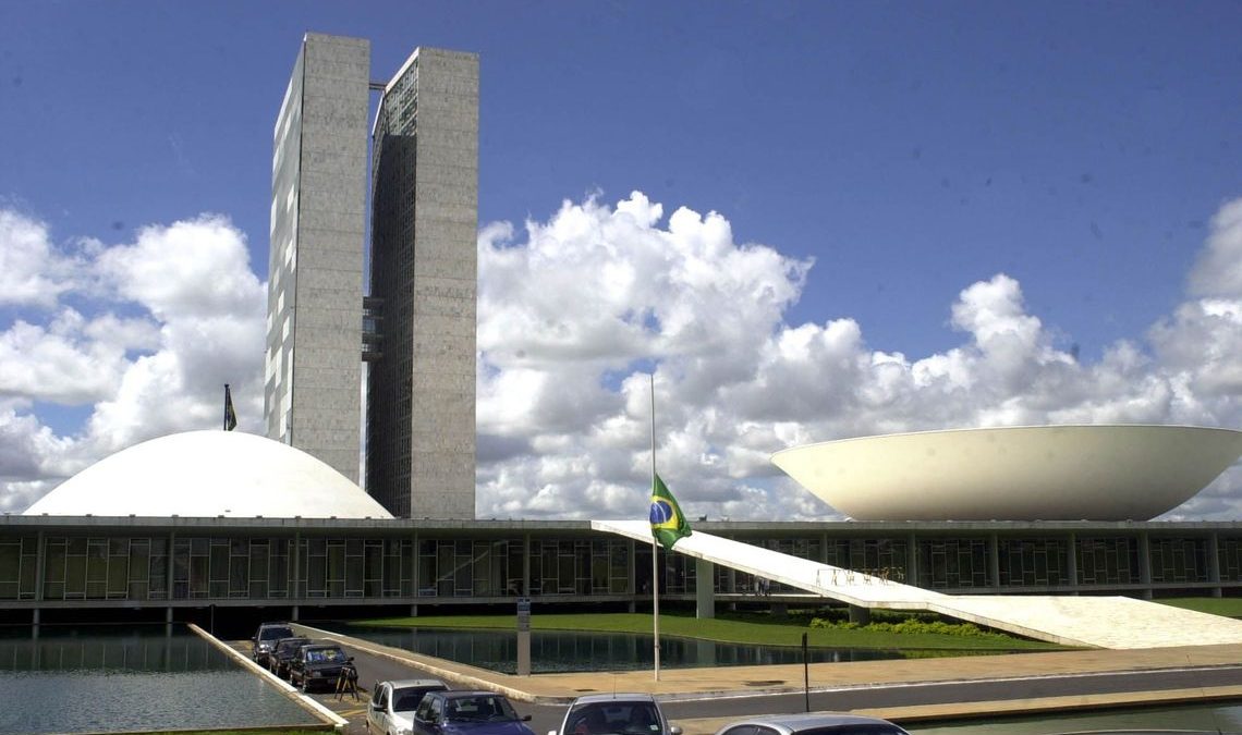 Comissão aprova projeto que desobriga empresas de contratar 2/3 de brasileiros
