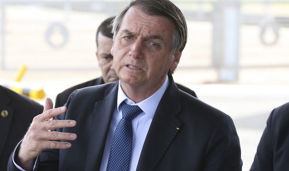 “Estou de cabeça quente”, diz Bolsonaro ao evitar comentar sobre o ministro do Turismo