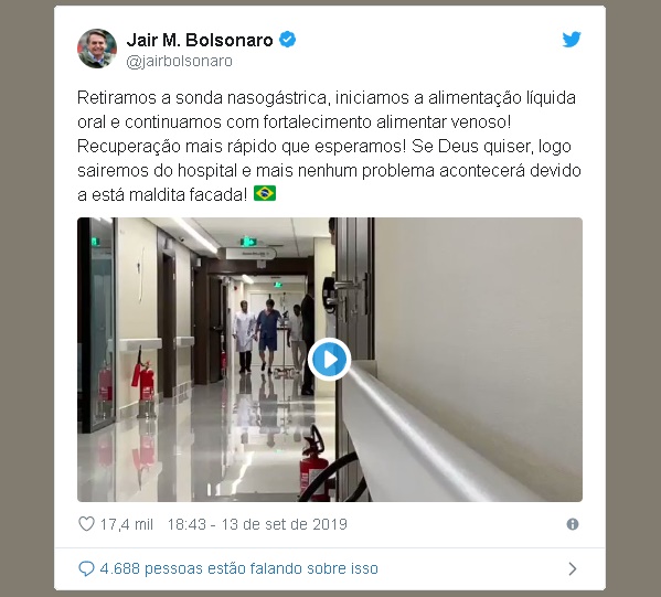 Bolsonaro caminha pelo corredor do hospital