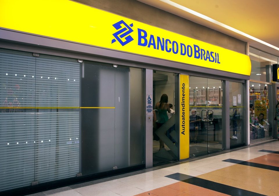 Demora de banco em reabrir atendimento após assalto não gera dano