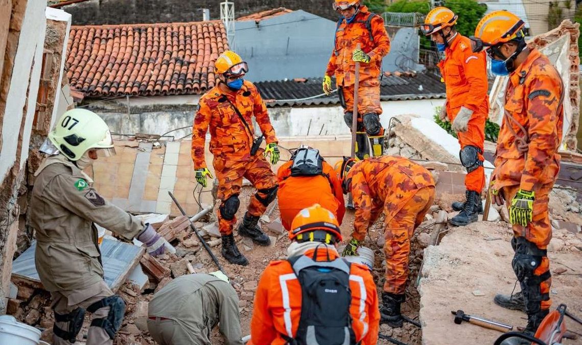 Bombeiros encontram 9ª vitima de desabamento em Fortaleza