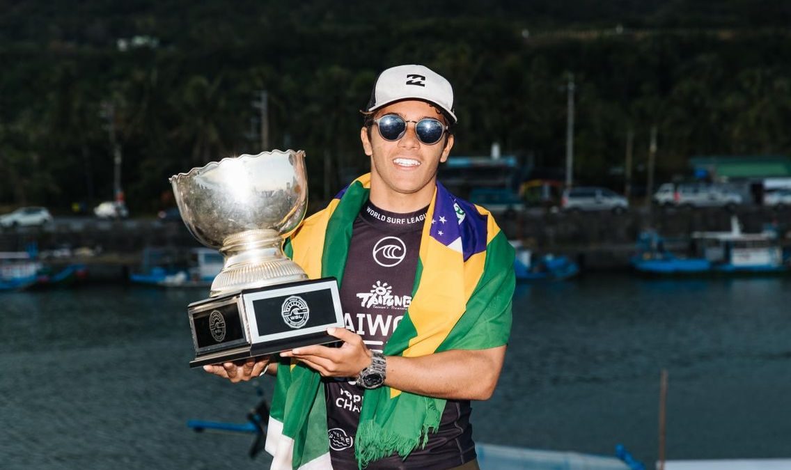 Brasileiro Lucas Vicente é campeão mundial júnior de surfe