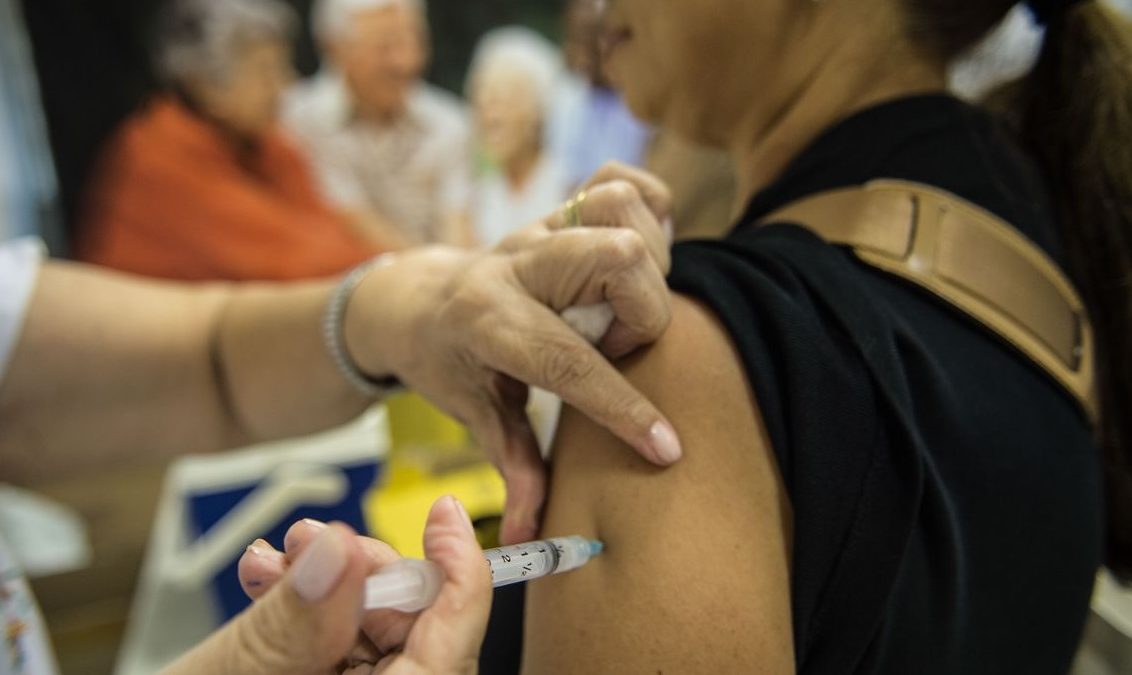 Credibilidade de vacinas é menor entre homens e jovens, diz pesquisa