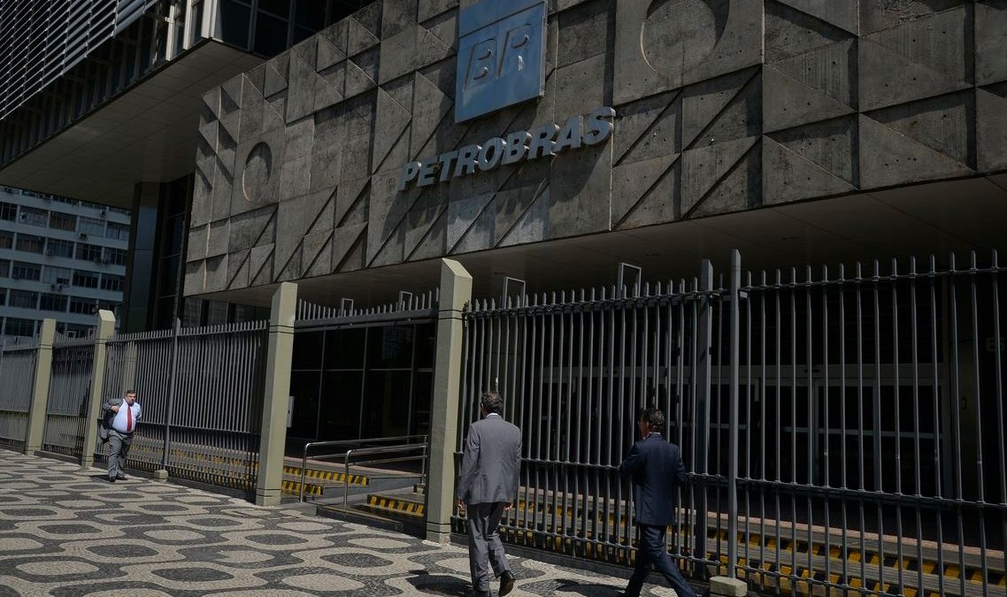 Empregados da Petrobras filiados à FUP paralisam atividades