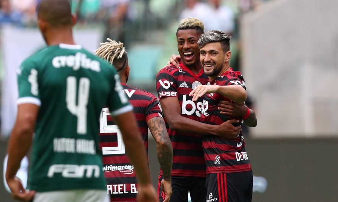 Campeão Flamengo vence Palmeiras em dia de recordes