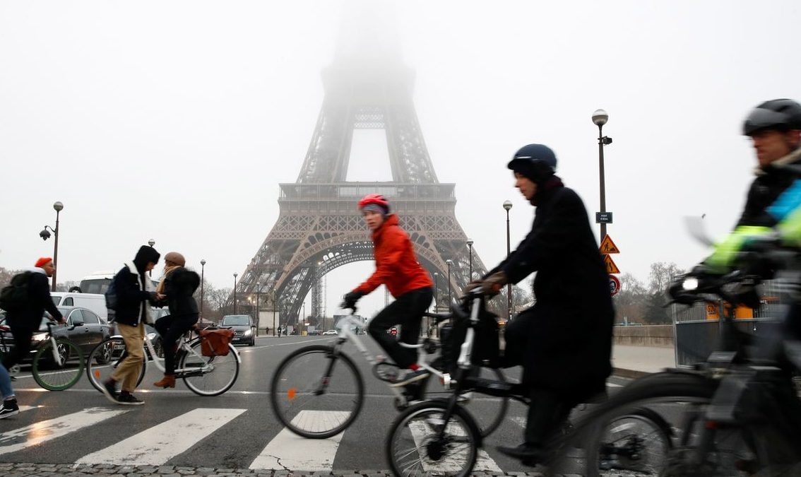 Reforma do sistema de pensões leva milhares às ruas de Paris