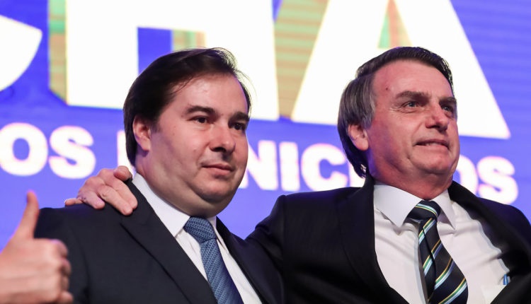 Bolsonaro tenta isolar Maia negociando cargos em troca de votos