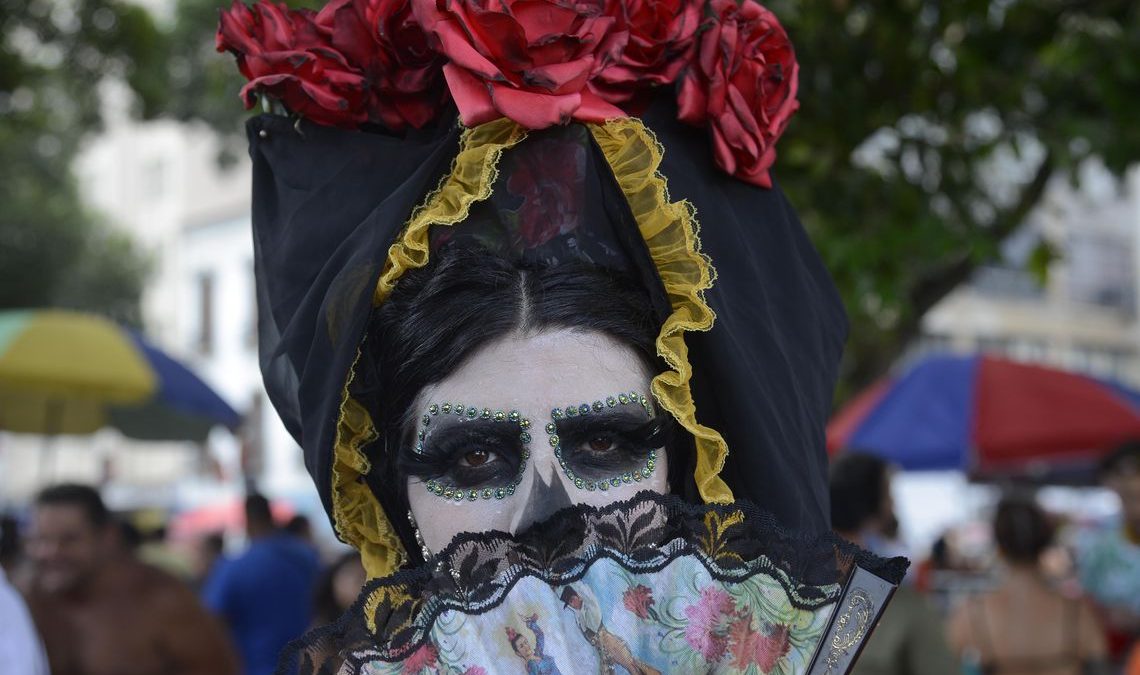 Blocos abrem carnaval não oficial no Rio de Janeiro