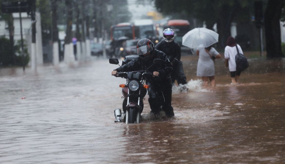 Chuvas deixam mais de 500 desalojados e 142 desabrigados em São Paulo
