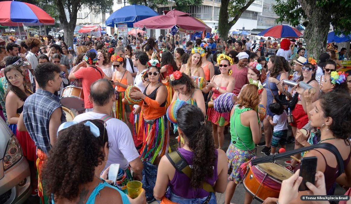 Blocos de carnaval no Rio reuniram mais de 150 mil foliões no sábado