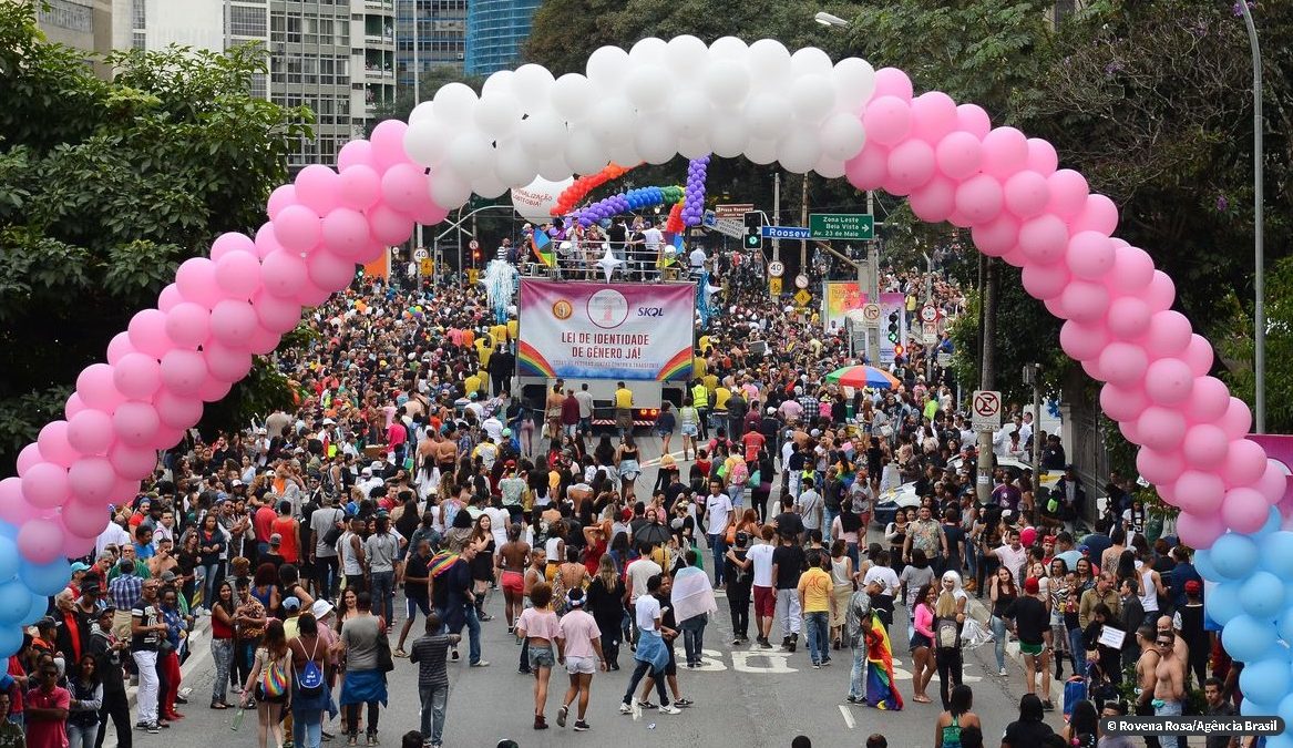 ONG cria canal para apoiar vítimas de transfobia no carnaval do Rio