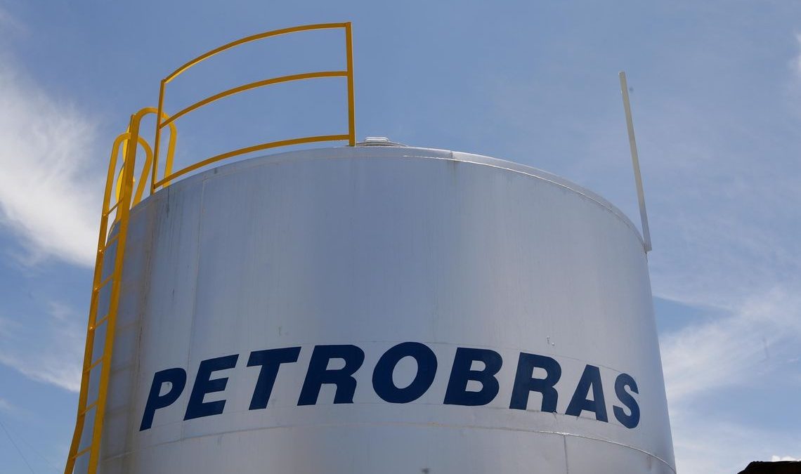 ​​​​​Petroleiros iniciam greve; Petrobras quer garantir abastecimento