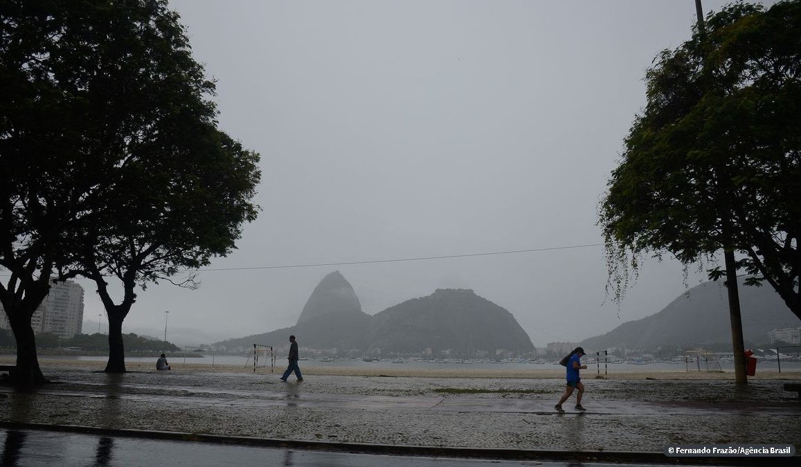 Chuva forte alaga ruas das zonas oeste e norte do Rio de Janeiro