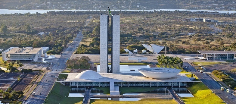 Coronavírus muda pauta e rotina em Brasília, menos a de Bolsonaro
