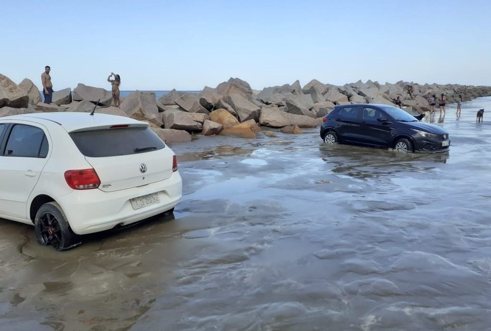 Tsunami meteorológico atinge o Litoral Sul e arrasta veículos na praia do Cassino