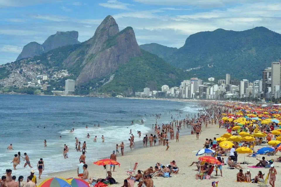 Medida proposta por Witzel de interditar praias no Rio divide especialistas