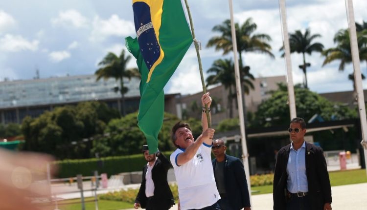 Bolsonaro fará festa de aniversário e culpa governadores por queda na economia