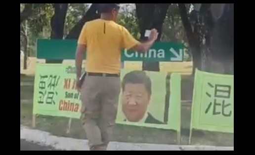 Faixas contra embaixador da China são colocadas em frente à embaixada