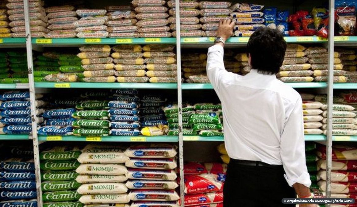Sindicato pede medidas de proteção a funcionários de supermercados