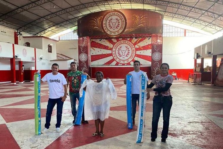 Escolas de samba do Rio ajudam na produção de capotes descartáveis