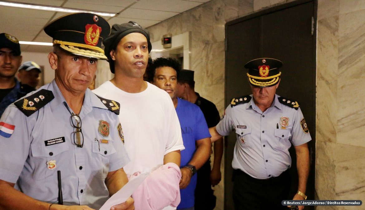 Ronaldinho Gaúcho e irmão vão ficar em prisão domiciliar no Paraguai