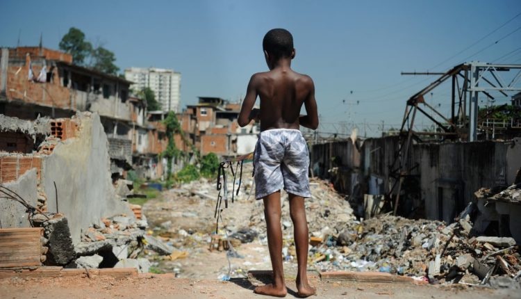 Três pessoas por quarto e sem home office: as dificuldades do isolamento nas favelas
