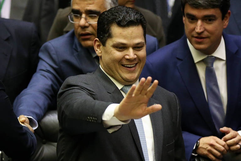 OPINIÃO – Alcolumbre se enrola todo no caso do senador da cueca e Bolsonaro está otimista com o STF