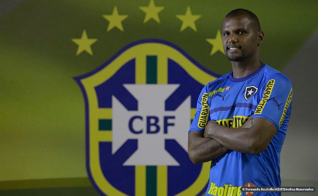 Covid-19: Jefferson leiloa camisa da seleção brasileira em rede social