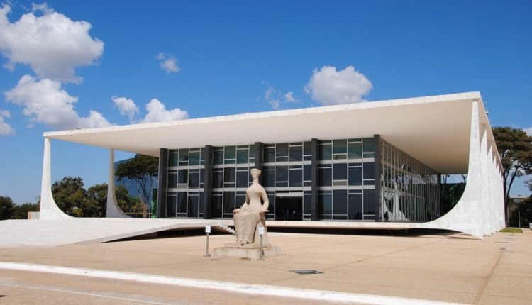 Advogados pedem afastamento de Bolsonaro ao STF; pedido preocupa o Planalto