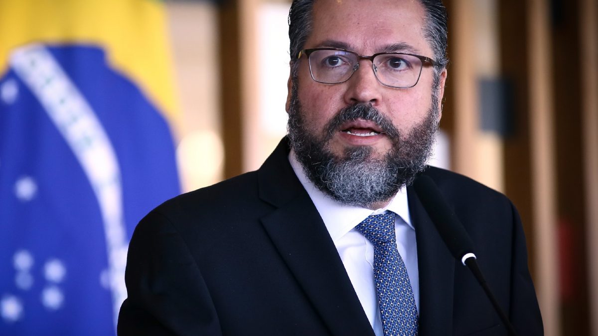 Frente parlamentar ameaça pedir impeachment de Ernesto Araújo após denúncia de “comunavírus”