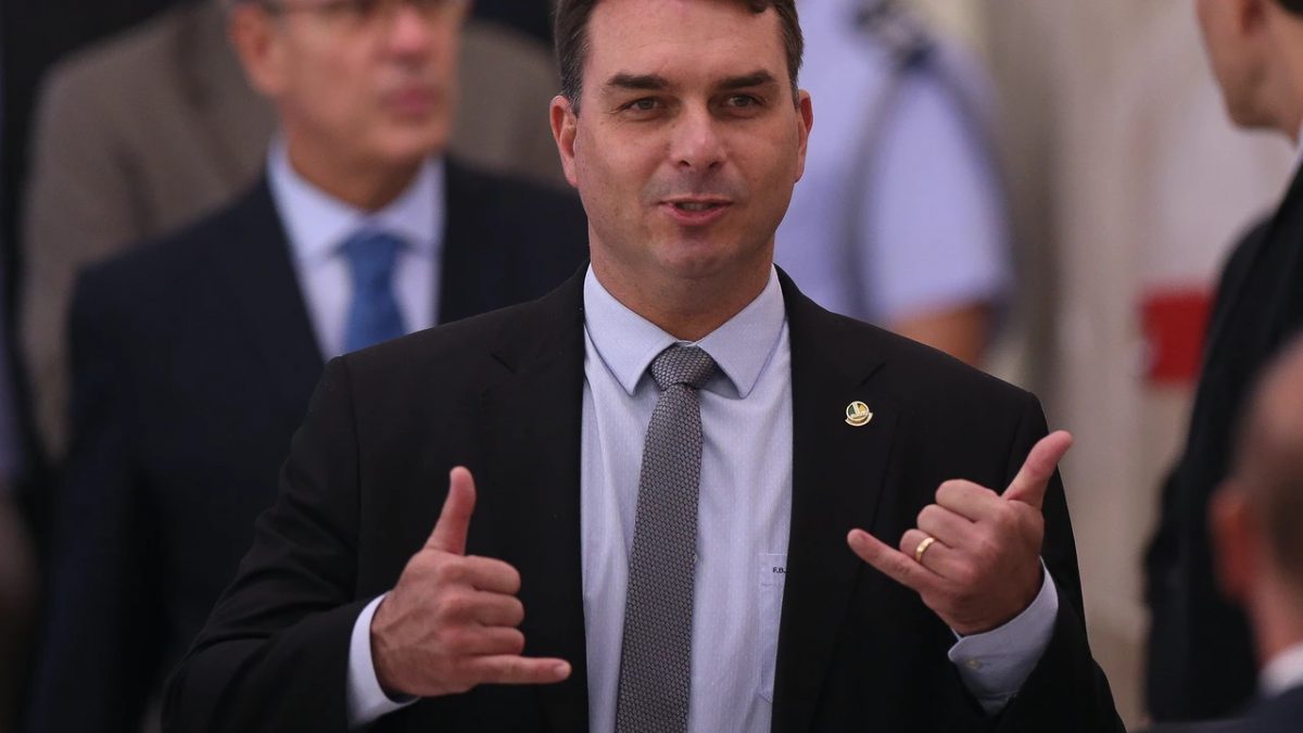 Pedido de cassação de Flávio Bolsonaro completa três meses parado no Senado