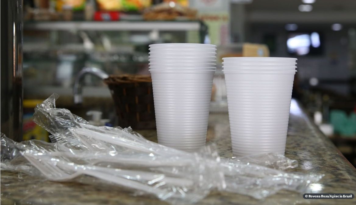 Liminar suspende lei que proíbe copos e talheres de plástico em SP