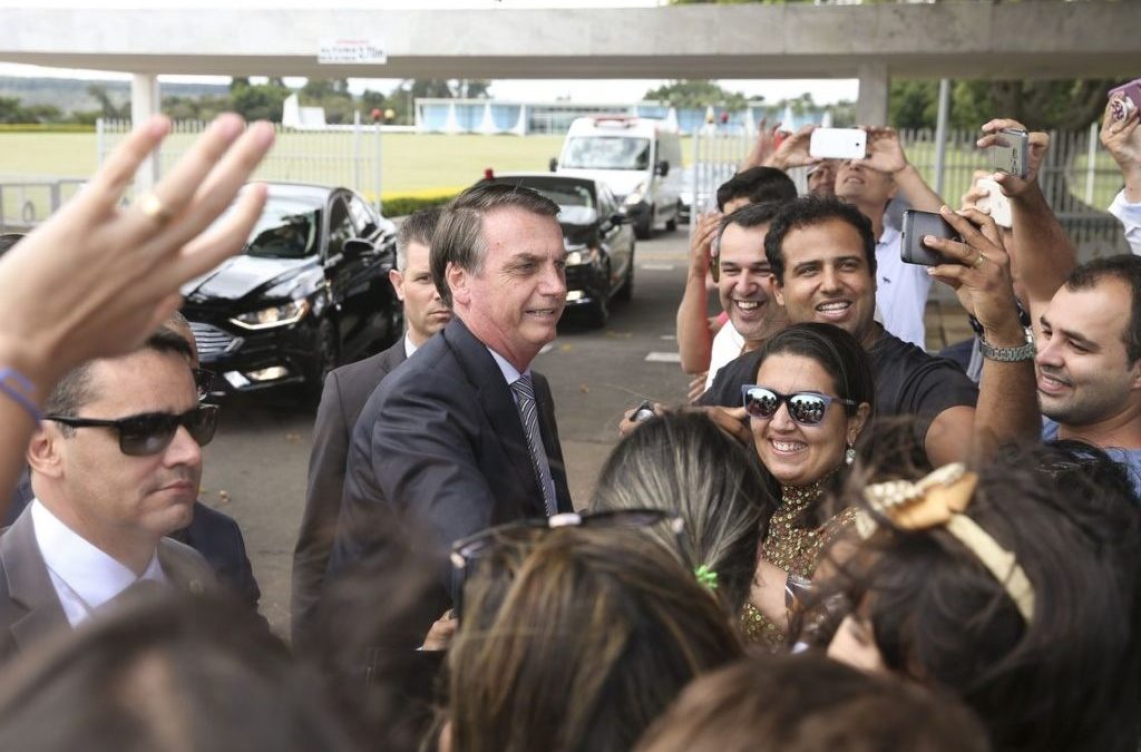 GSI avalia medidas para evitar aglomerações em encontros diários entre Bolsonaro e apoiadores
