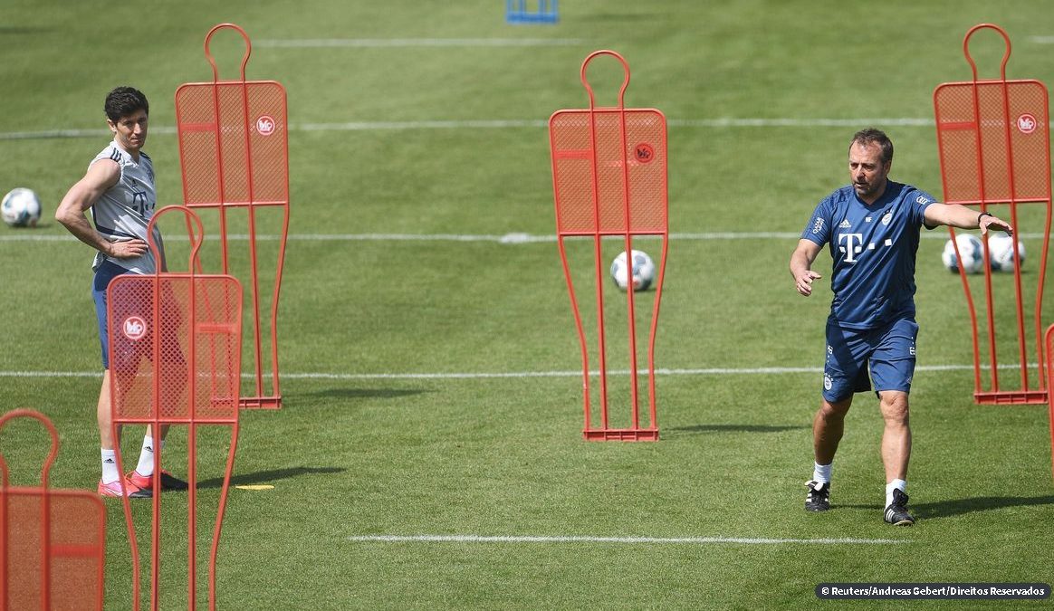 Angela Merkel anuncia retorno do Campeonato Alemão