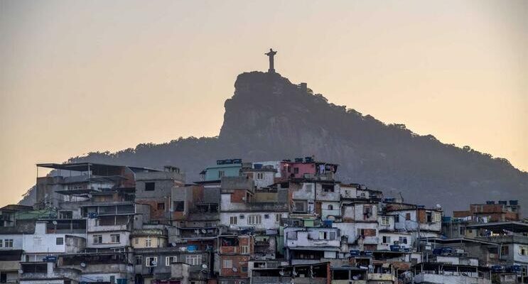 A favela do Morro da Coroa, com o Cristo Redentor ao fundo. (Foto: Mauro Pimentel/AFP)