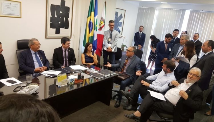 Oposição pede CPI para apurar denúncias e cassação de Flávio Bolsonaro