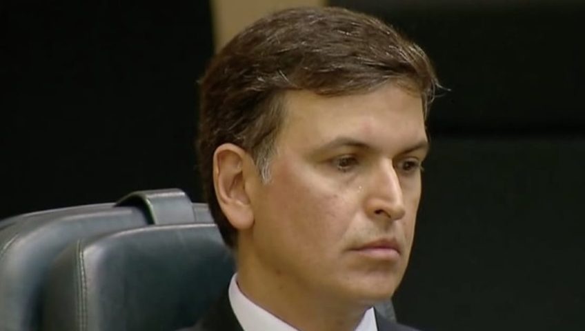 Delegado federal muda depoimento e não lembra mais o que conversou com Bolsonaro