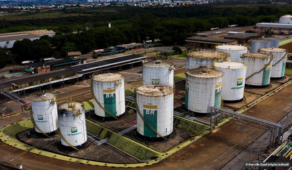 Preço da gasolina da Petrobras para distribuidoras sobe 12%