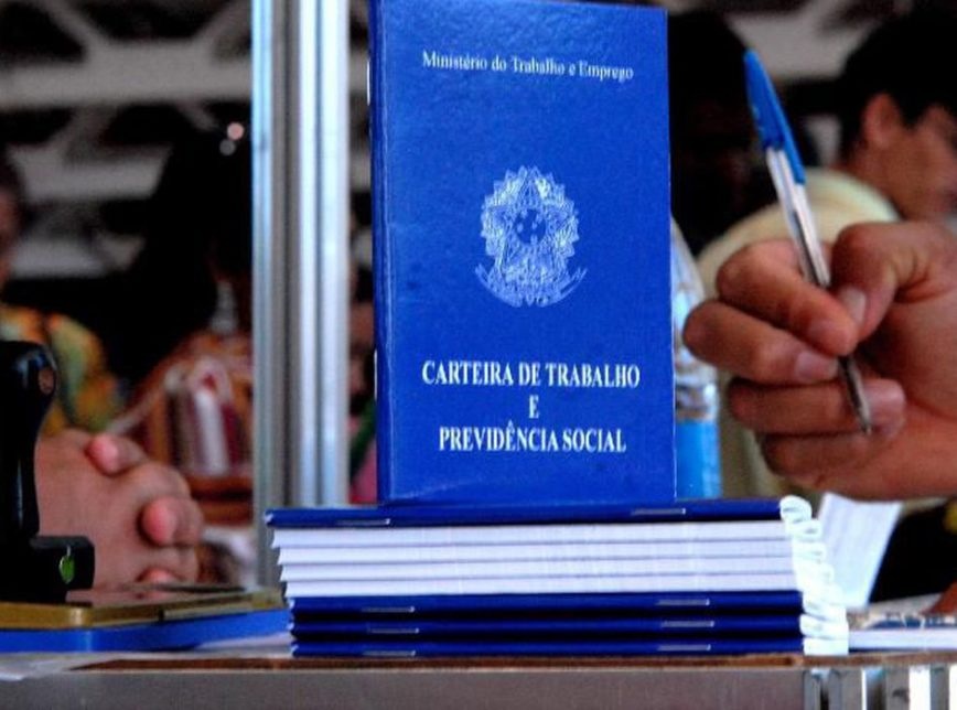 Brasil fechou 860 mil postos de trabalho com carteira assinada em abril