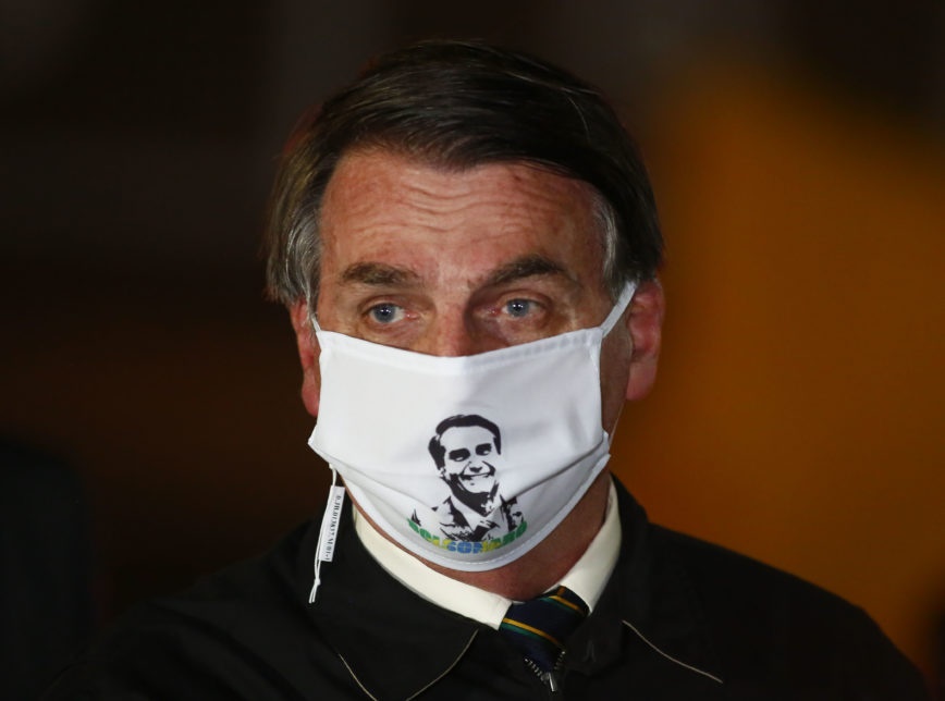 Justiça obriga Bolsonaro a usar máscara em locais públicos