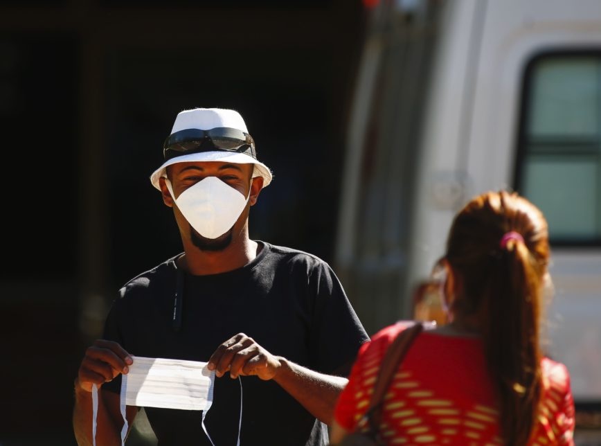 Trabalho, compras e tédio fazem brasileiro furar isolamento na pandemia