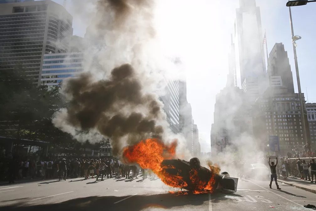 Escalada de tensão aumenta nos EUA no 5º dia de protestos após a morte de George Floyd por policial