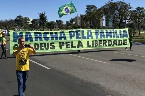 Ato contra o STF tem Bolsonaro sem máscara e alusão ao golpe de 1964