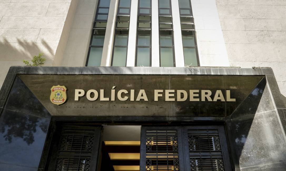 Novo diretor troca comando da Polícia Federal no Rio, como queria Bolsonaro