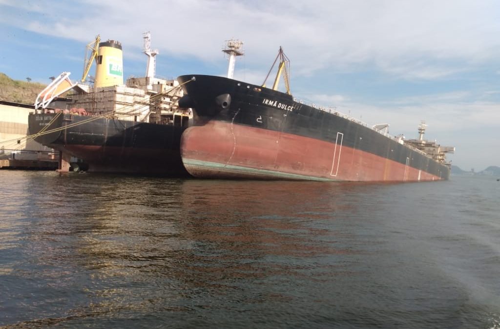 Navio da Transpetro ameaça afundar na Baía de Guanabara