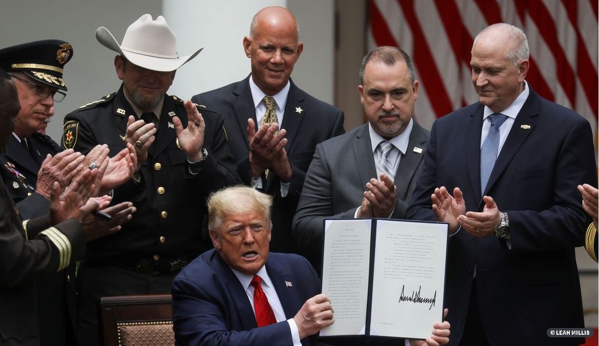 Trump assina decreto de reforma policial após protestos