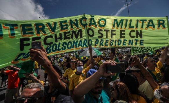 Fanáticos pedem que Bolsonaro autorize PF a descumprir ordens do STF