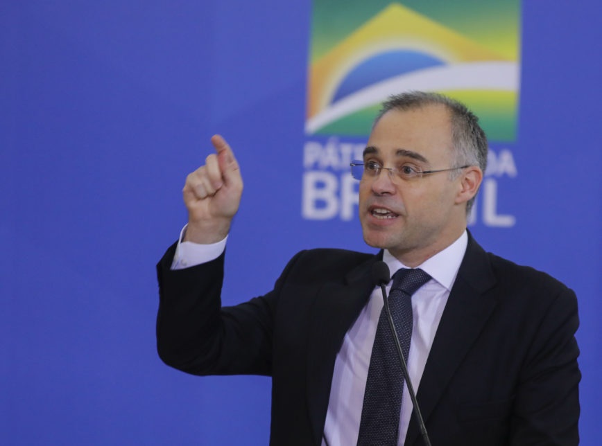 Ministro pede inquérito contra Ruy Castro por incentivar suicídio de Bolsonaro