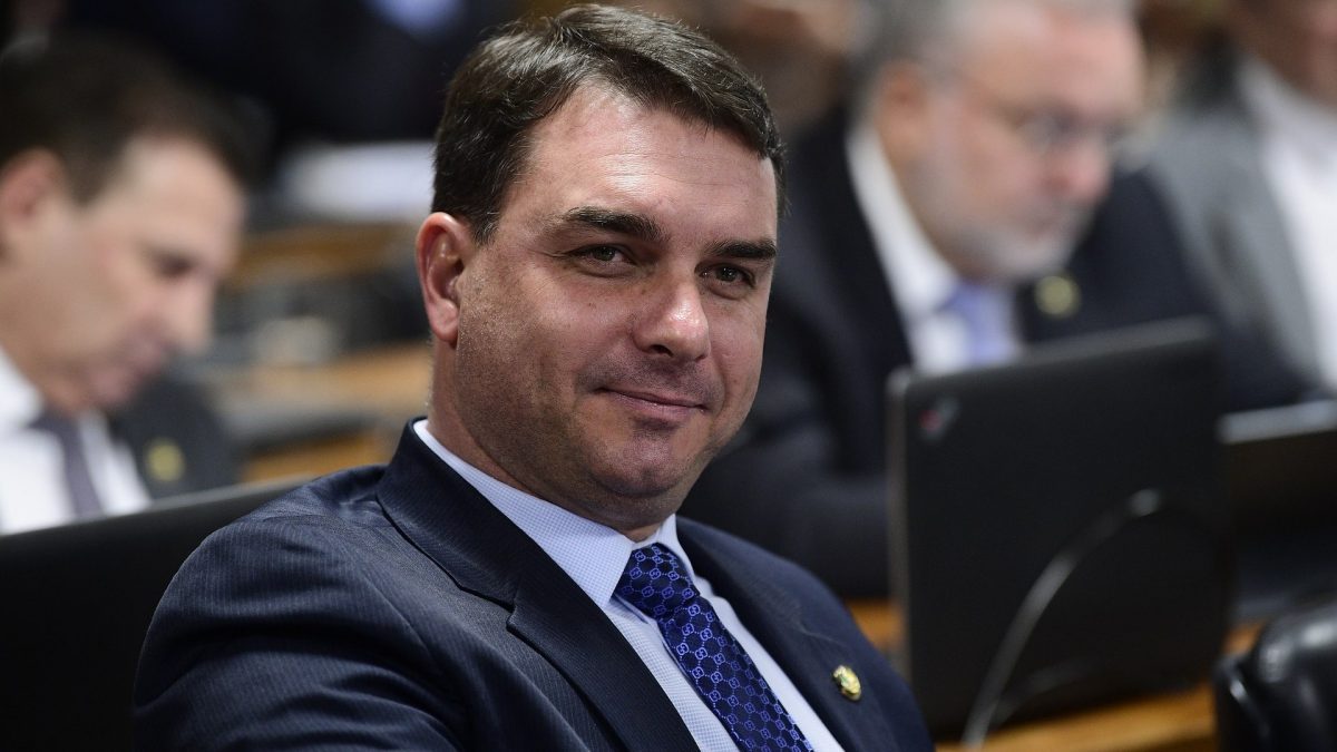 Procuradora do MP do Rio tenta suspender inquérito de “rachadinha” contra Flávio Bolsonaro